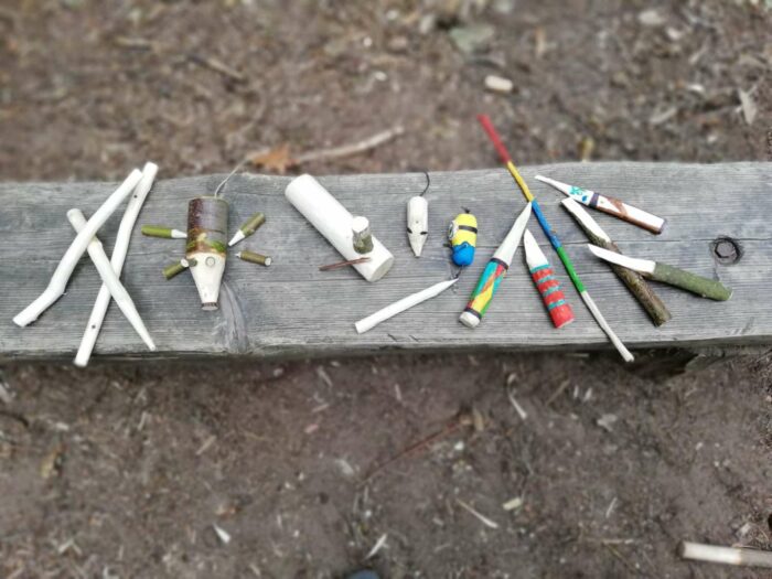 bemalte Messer sowie ein Wildschwein, eine Maus, ein Minion und anderes von Kindern geschnitzt